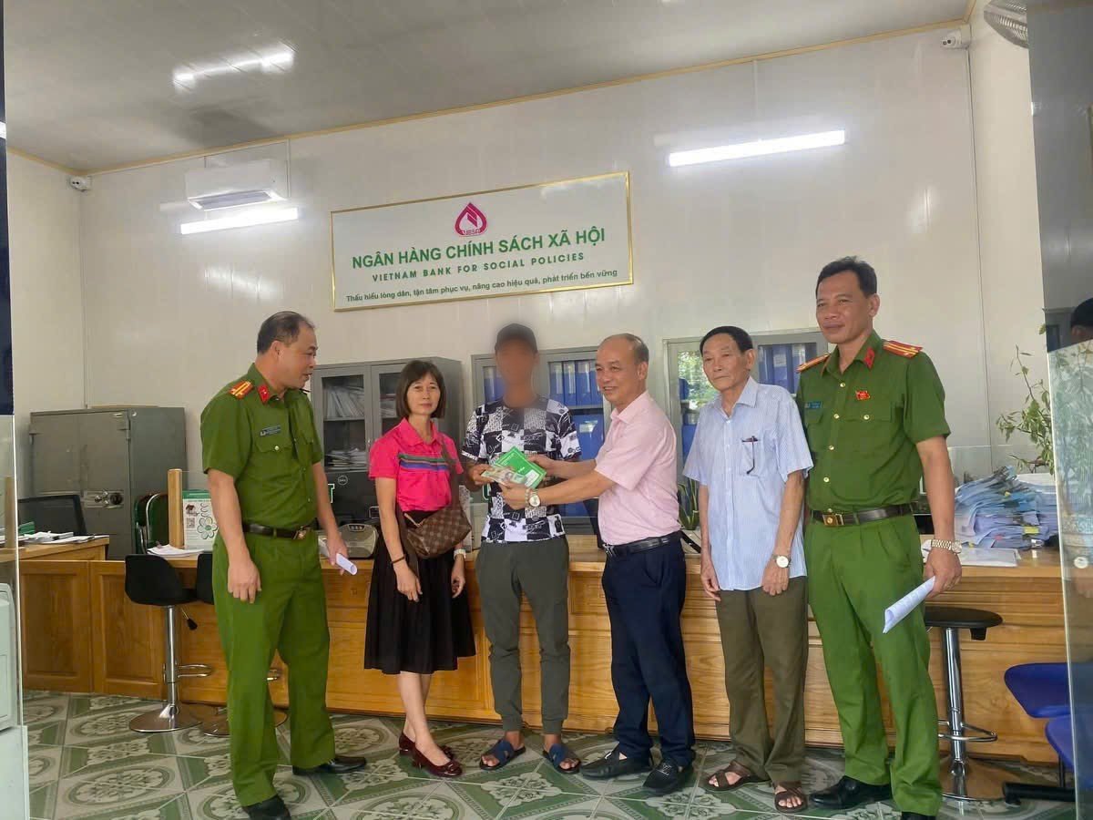 Công an phường Đồ Sơn: Hỗ trợ giải ngân 100 triệu đồng cho người sau cai nghiện vay vốn sản xuất